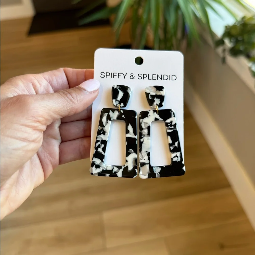 🍒 2/$20 - Black and White Acrylic Earrings - Picture 3 of 7